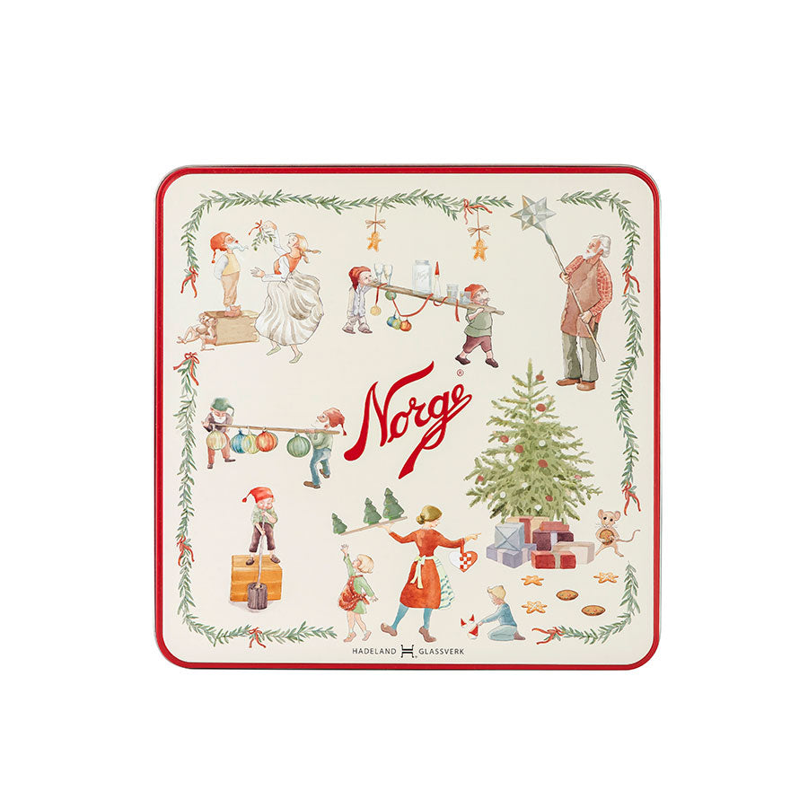 Firkantet julekakeboks fra Norgesglasset med nostalgisk motiv, perfekt til årets julekaker og dekorativ som julepynt.