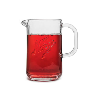 Norgesglasset glassmugge 1,2L med rød saft, ideell for festlige anledninger.