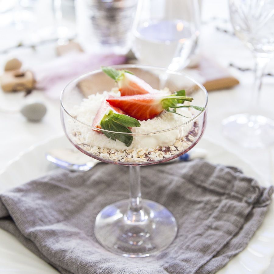 Hadeland Glassverk Odyssé Cavaskål 25cl 6pk - Glass med dessert fylt med krem og jordbær, dekorert for en festlig anledninger.