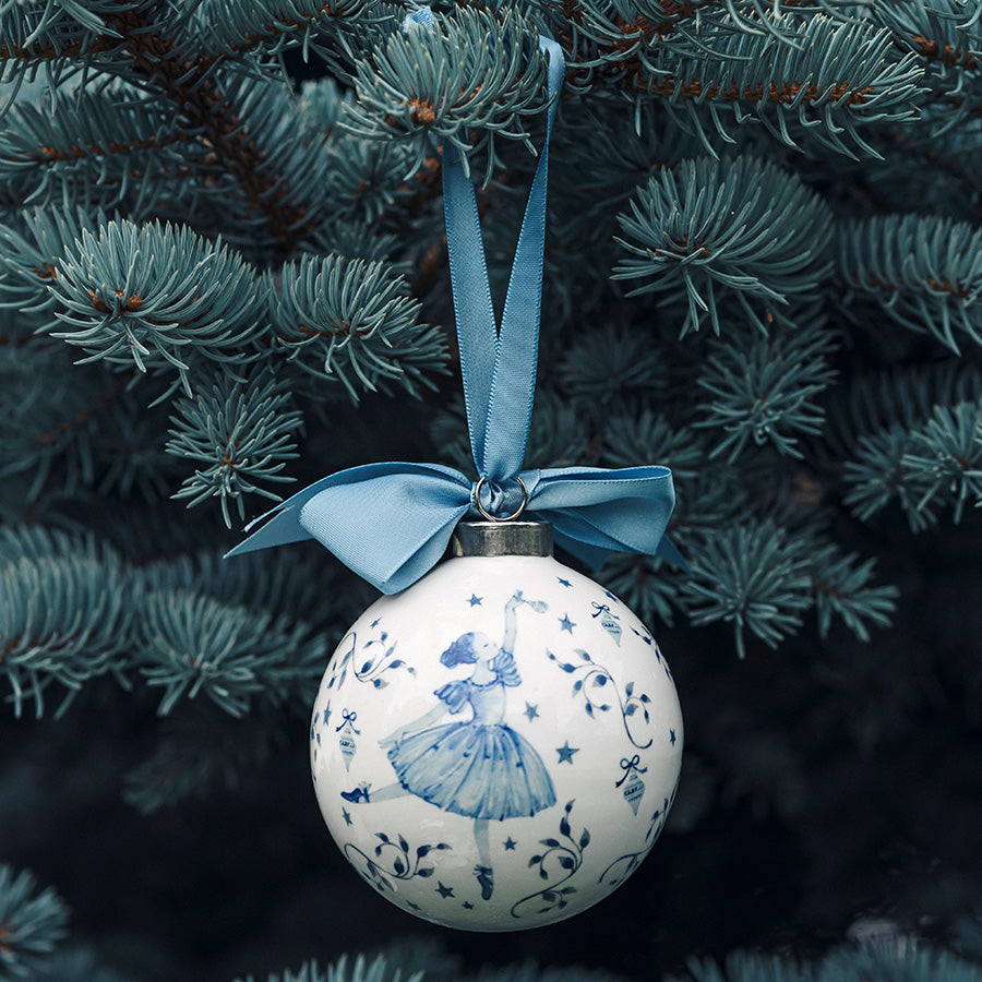 Porsgrunds Porselænsfabrik PP Jul Ballerina Kule Hengepynt 8cm Blå, dekorativ porselenskule med ballerina-design hengende i juletre, elegant juledekorasjon.