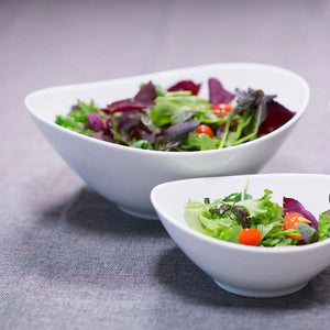 Porsgrunds Porselænsfabrik Sense Oval Salatbolle 27cm fylt med frisk salat og grønnsaker.