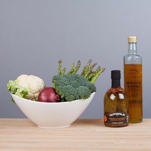 Porsgrunds Porselænsfabrik Sense Oval Salatbolle 27cm med brokkoli, blomkål, rødløk og olivenolje.