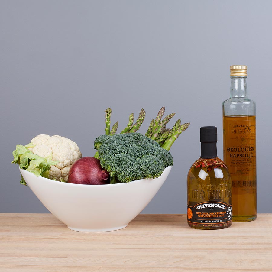 Porsgrunds Porselænsfabrik Sense Oval Salatbolle 27cm med brokkoli, blomkål, rødløk og olivenolje.