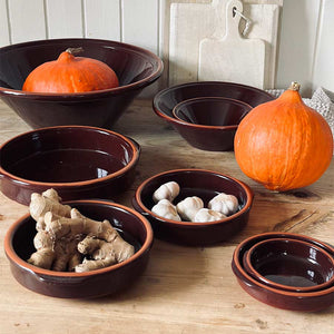 Nærbilde av Porsgrunds Porselænsfabrik Terra Tapasform 15cm Bordeaux, terrakottaform som tåler oppvaskmaskin og stekeovn.