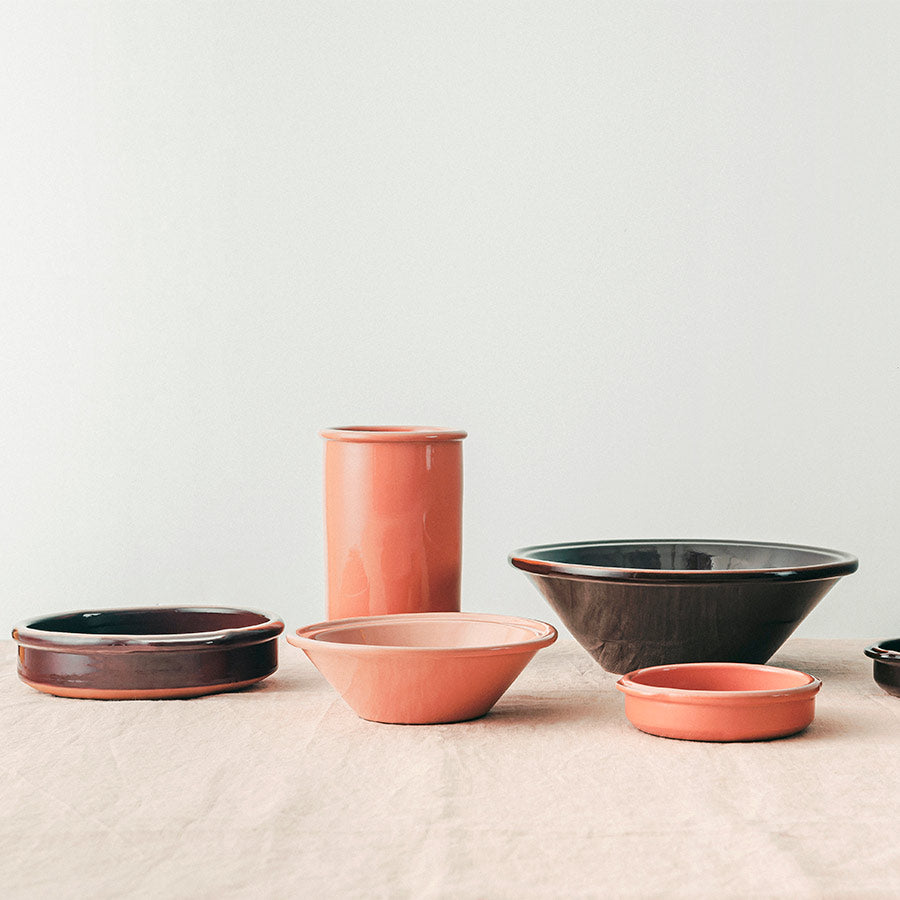 Variert samling av Porsgrunds Porselænsfabrik boller og fat, inkludert Bolle 17cm Sunset i assorterte farger.