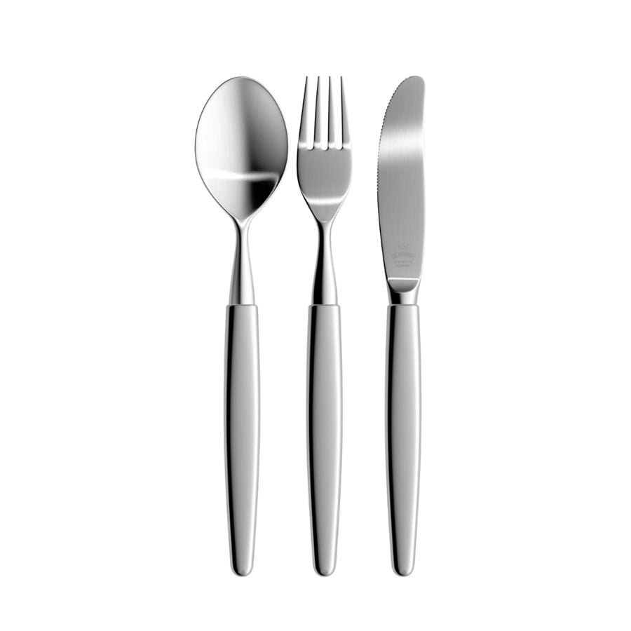 Skaugum bestikksett i børstet stål, som inkluderer spiseskje, gaffel og kniv. Elegant design og høy kvalitet, perfekt for middagsselskap.