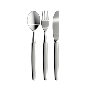 Skaugum bestikksett i børstet stål, som inkluderer spiseskje, gaffel og kniv. Elegant design og høy kvalitet, perfekt for middagsselskap.