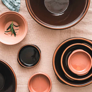 Porsgrunds Porselænsfabrik boller i lag, inkludert Bolle 17cm Sunset, med olivenblad og tekstil for en stilfull borddekking.