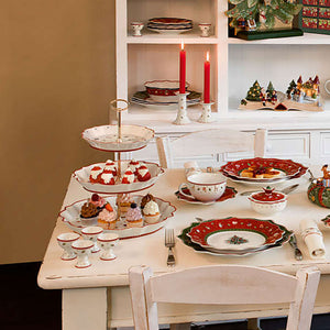 Villeroy & Boch Toys Delight etasjefat på et dekorert spisebord, omgitt av juleserviser og festlig pynt, ideelt for juleselskap.
