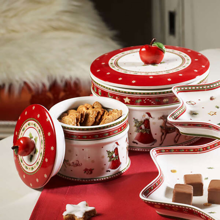 Villeroy & Boch kakeboks kombinert med småkaker og juletallerken, skaper en koselig juleatmosfære.