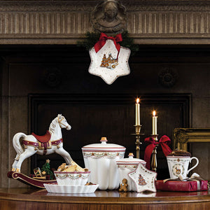 Villeroy & Boch stjerneformet serveringsbolle i juledekorert miljø, med tilbehør som hør til julen, inspirerende bordsetting.