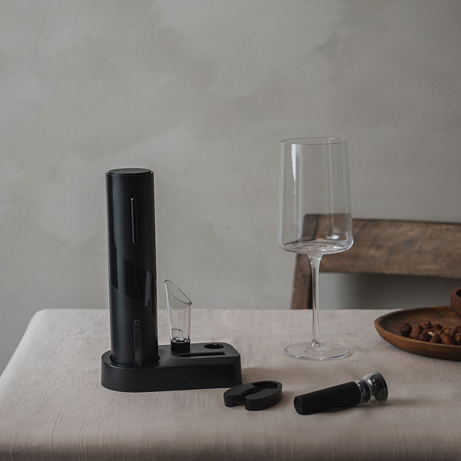 Nærbilde av Winery elektrisk vinåpner med tilbehør, inkludert helletut og vinpropp, perfekt for vinelskere.
