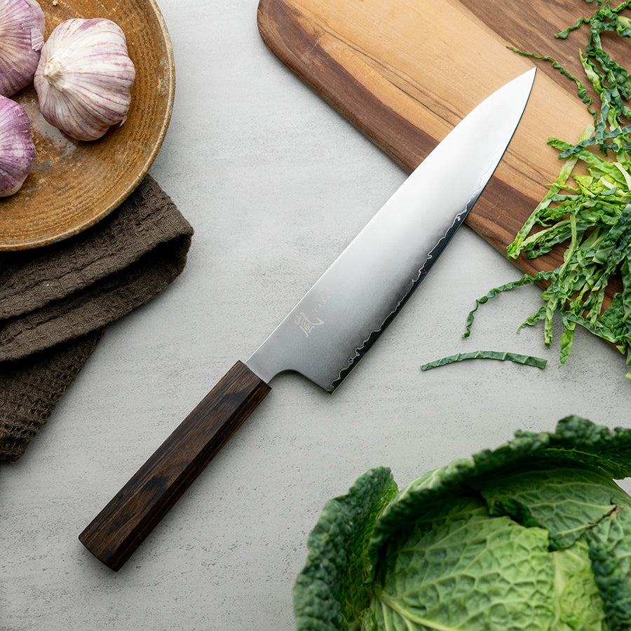 Nærbilde av Yaxell Hana Kokkekniv 20cm, fremhever bladenes harde Movax-stål kjerne med høy skarphet og slitestyrke.