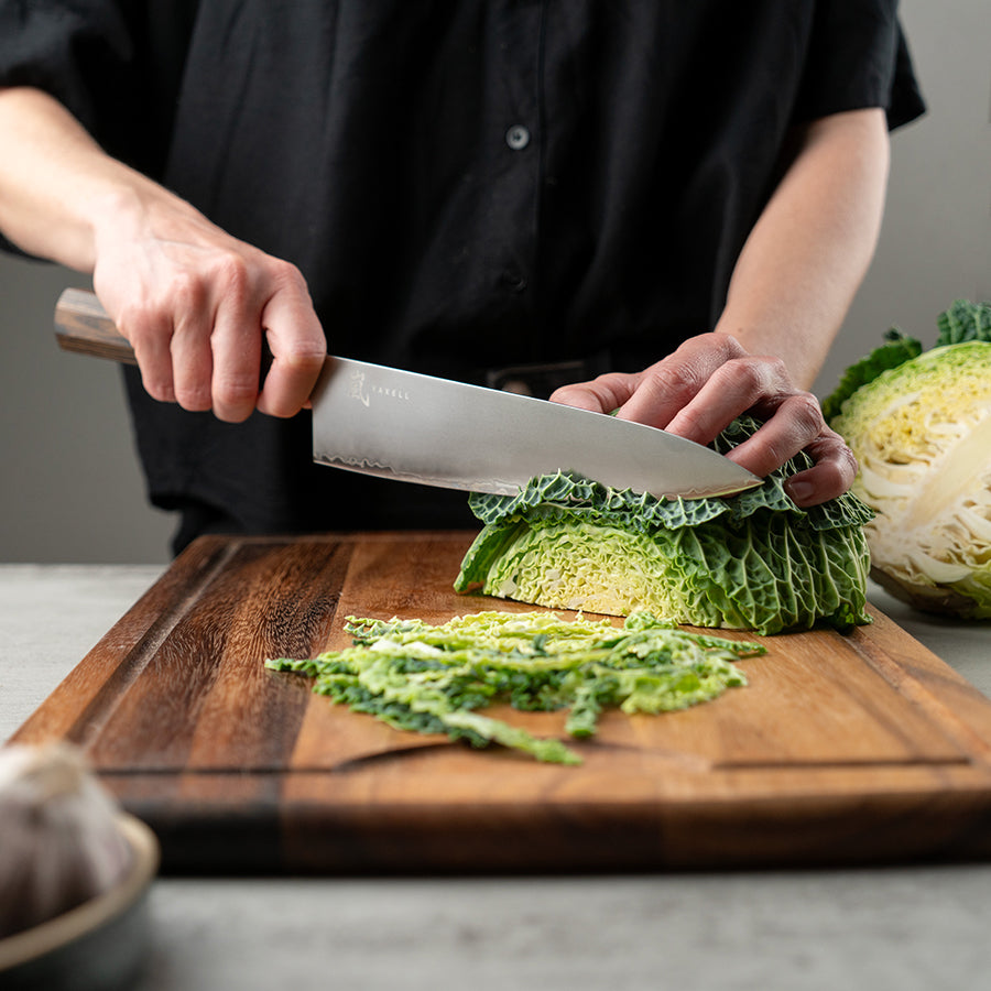 Yaxell Hana kokkekniv 20cm med pakkawood-håndtak, designet for høy presisjon og skarphet, ideell for allsidige kutteoppgaver.