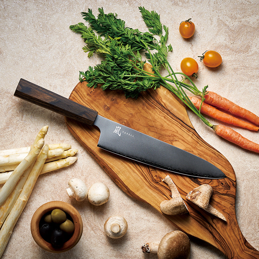 Detaljbildet av Yaxell Hana kokkekniv 20cm som viser bladets hardhet i Movax-stål, kombinert med tradisjonelt japansk håndverk.
