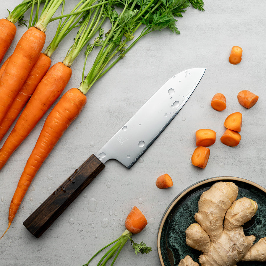 Nærbilde av Yaxell Hana Santokukniv 16,5cm som viser trelags konstruksjon med Movax-kjerne, ideell for presisjon i kjøkkenarbeidet.