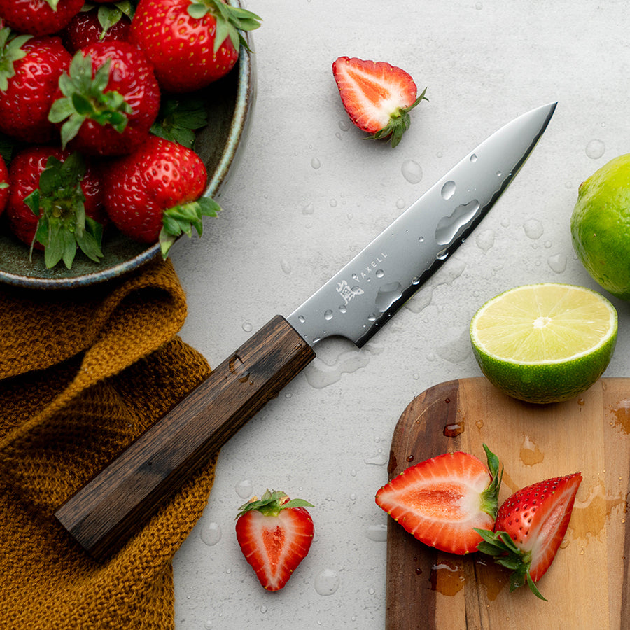 Nærbilde av Yaxell Hana Universalkniv 12cm, som viser den skarpe Movax-stålkjernen og rustfrie stål-lag.