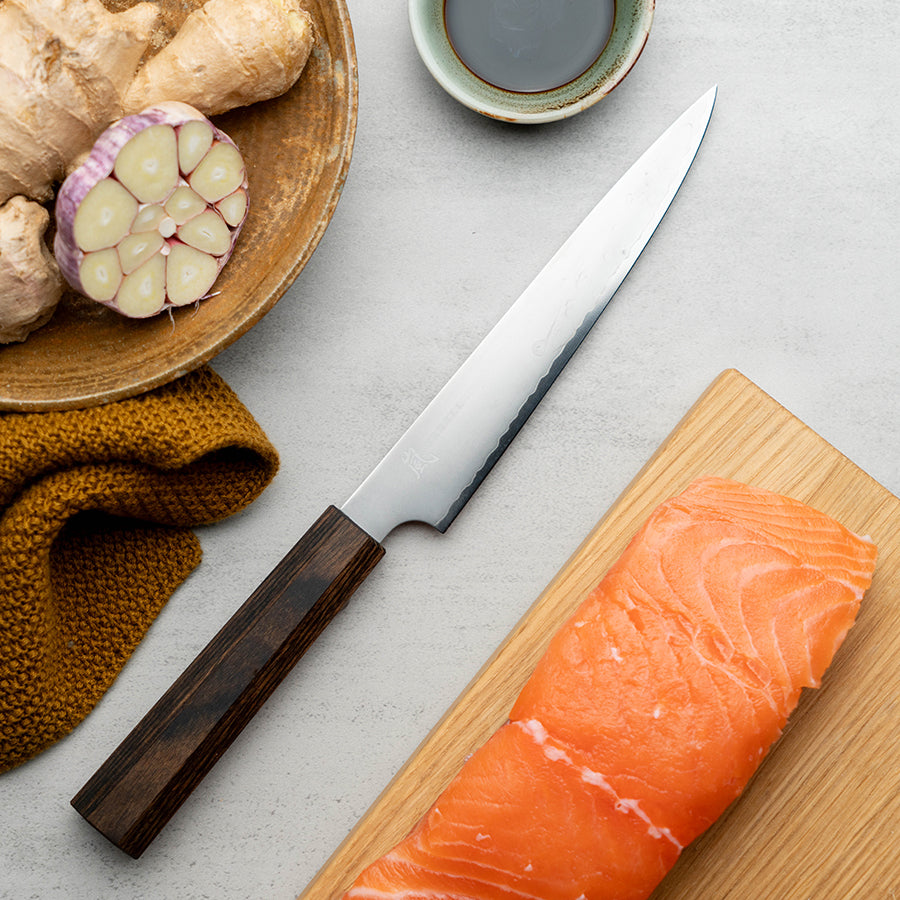 Yaxell Hana Universalkniv 15cm, sett fra siden med fokus på Movax-kjerne for høy skarphet