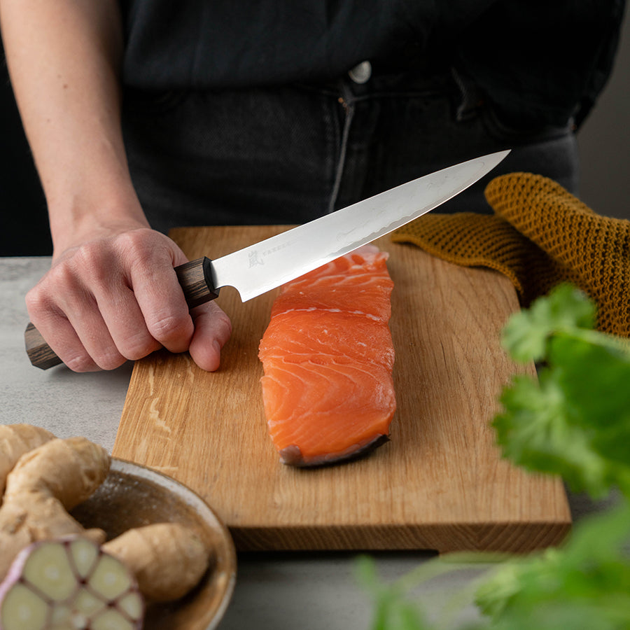 Yaxell Hana Universalkniv 15cm i bruk - kutting av grønnsaker, perfekt til daglig kjøkkenbruk