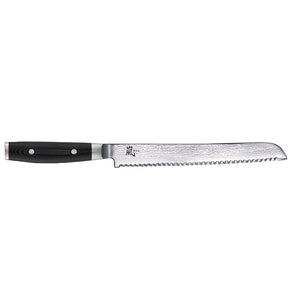 YAXELL RAN BRØDKNIV 23CM med ergonomisk micarta-håndtak og 69 lag damaskusstål, ideell for å skjære gjennom sprø brød og syrlige råvarer.