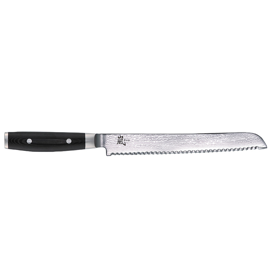 YAXELL RAN BRØDKNIV 23CM med ergonomisk micarta-håndtak og 69 lag damaskusstål, ideell for å skjære gjennom sprø brød og syrlige råvarer.