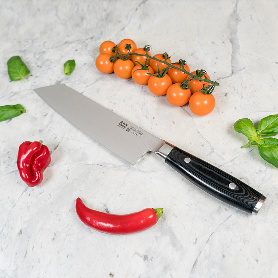 Yaxell Ran Kiritsuke Kniv 20cm, detalj av det hamrede bladet som reduserer friksjon under kutting, perfekt for både grønnsaker og fisk.