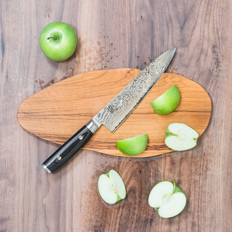 Yaxell Ran Kokkekniv 20cm som viser det skarpe bladet og det eksklusive designet med utmerket balanse og kontrollerbart grep.