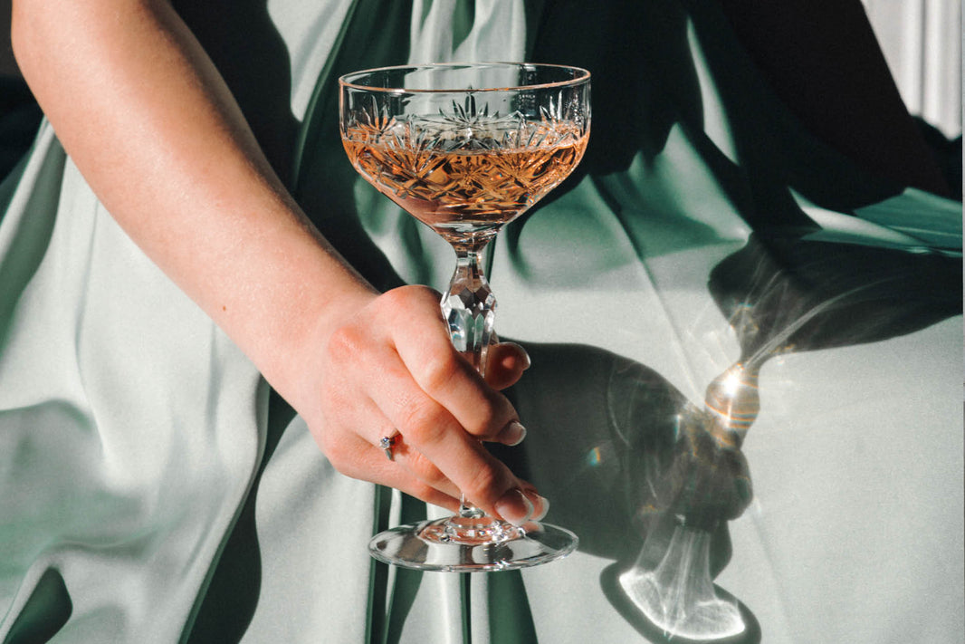 Kvinne med Marie glass fra Hadeland Glassverk i hånden.