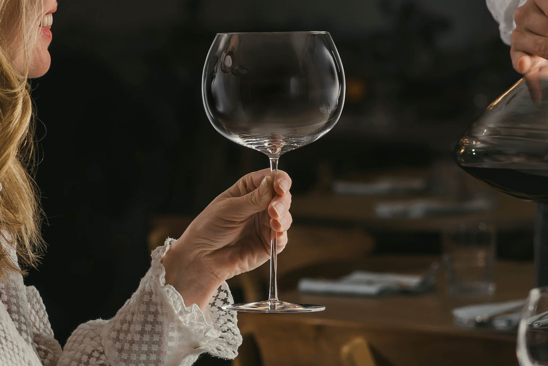 Kvinne holder Icon vinglass fra Hadeland Glassverk