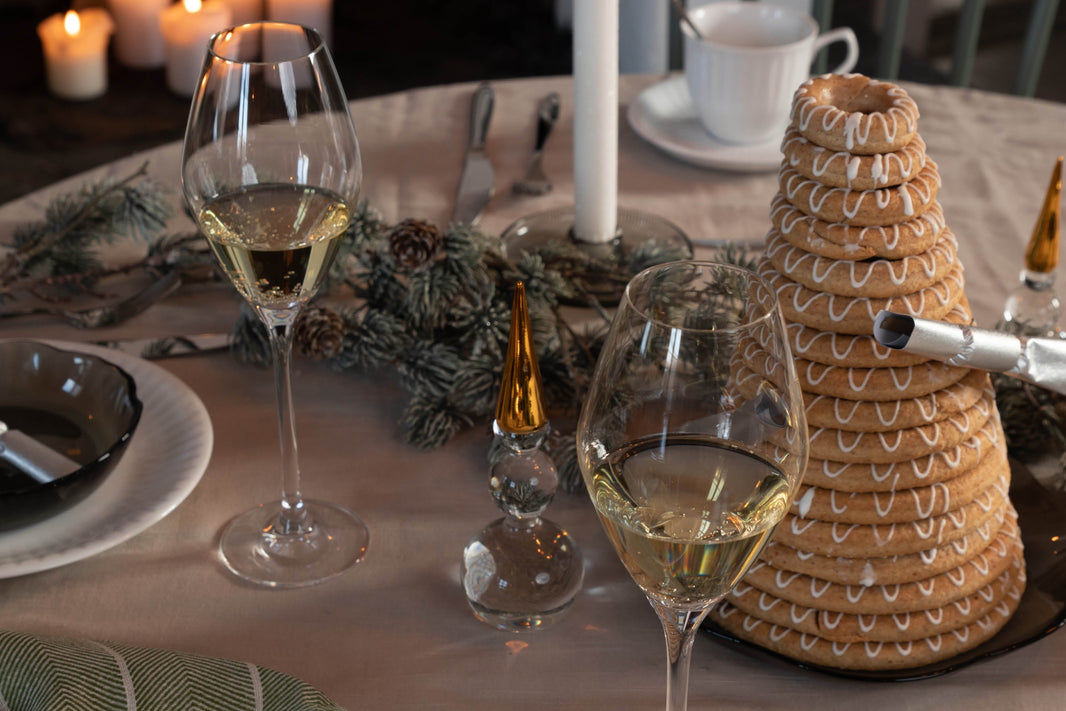 Oppdekking til nyttårsaften med Odyssé champagneglass og en kransekake