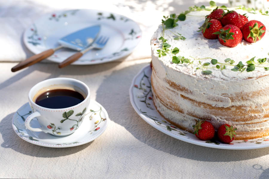 Kaffe og kake servert på Jordbæreng fra Porsgrund Porselen