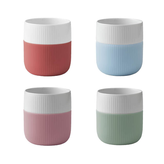 Fire forskjellige Royal Copenhagen Riflet Contrast krus i farger som rose, lyseblå, blush og grønn. Krusene har en karakteristisk riflet design som kombinerer tradisjon og moderne farger.