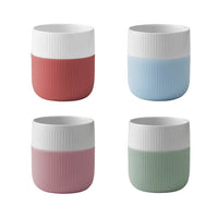 Fire forskjellige Royal Copenhagen Riflet Contrast krus i farger som rose, lyseblå, blush og grønn. Krusene har en karakteristisk riflet design som kombinerer tradisjon og moderne farger.