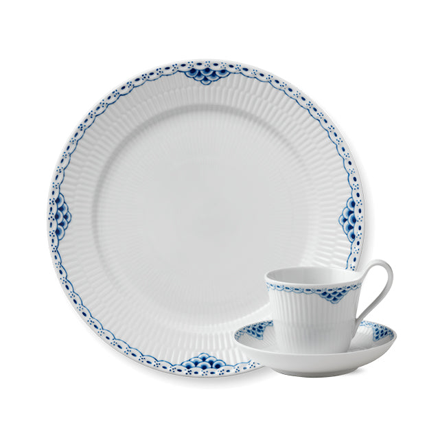 Elegant Royal Copenhagen Prinsesse Blå servise med tallerken og krus, perfekt for borddekking med delikat blå blondedekor og klassisk design.