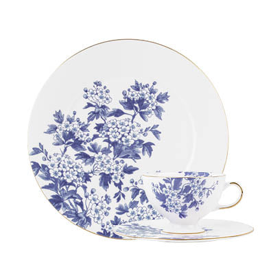 En elegant porselensserie fra ByTimo med en tallerken og en kopp dekorerte med blomster i blått og hvitt, samt en gullkant. Designet kombinerer japanske og europeiske former og gir et luksuriøst uttrykk.