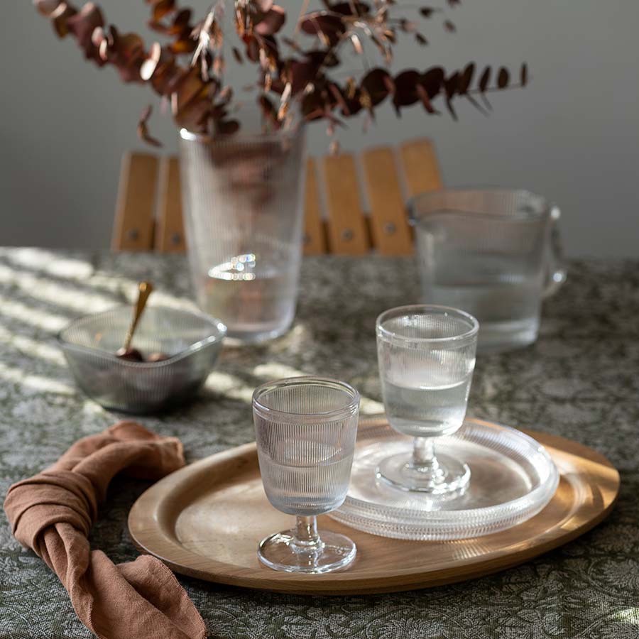 Hadeland Glassverk Siri-serie, inkludert glass, skåler og vase, vist i en elegant setting med retro design. Perfekte elementer for borddekorasjon og hverdagsbruk.