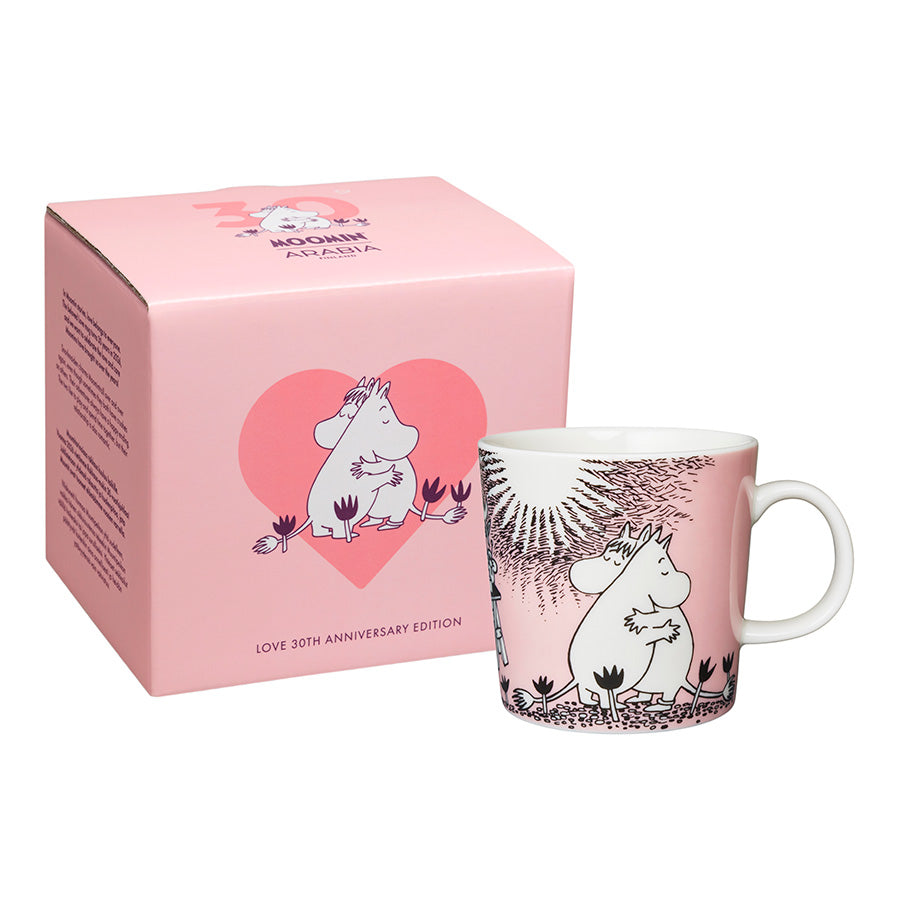 Mummikopp fra Moomin Arabia i gaveeske, designet til 30-årsjubileum med rosa hjerte og Mummitrollet.