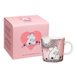 Mummikopp fra Moomin Arabia i gaveeske, designet til 30-årsjubileum med rosa hjerte og Mummitrollet.