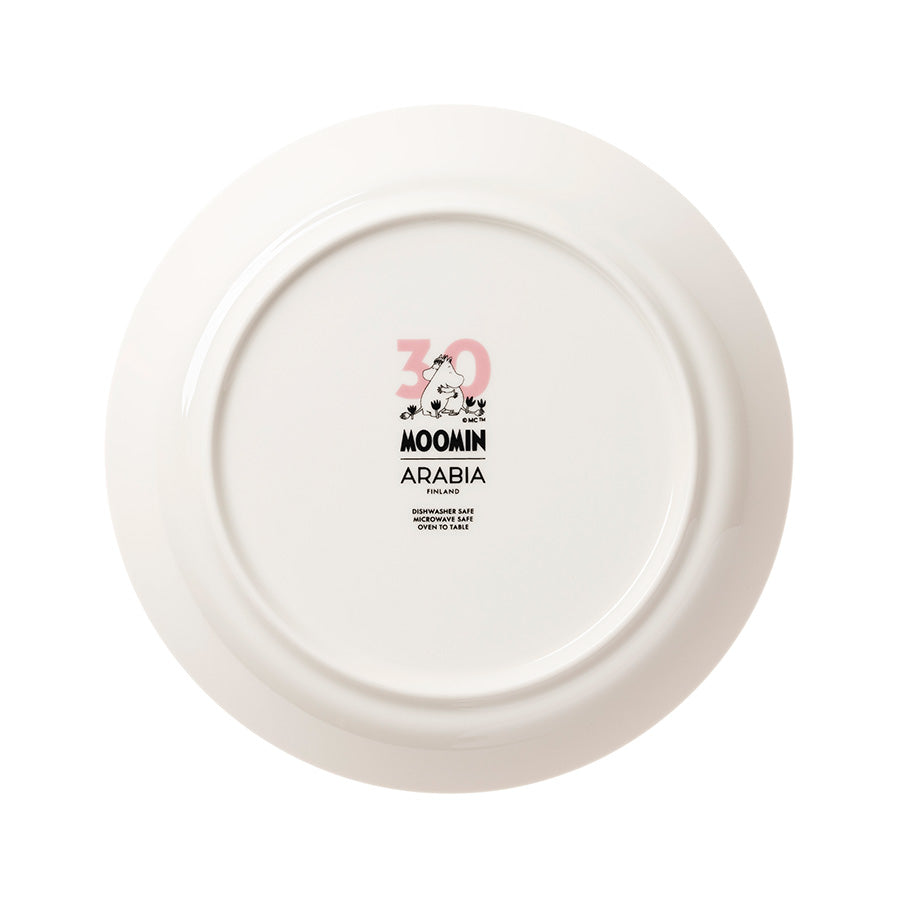 Baksiden av Mummi asjett 19 cm, med jubileumsmerket 30 år og Moomin Arabia logo, designet for hverdagsbruk.