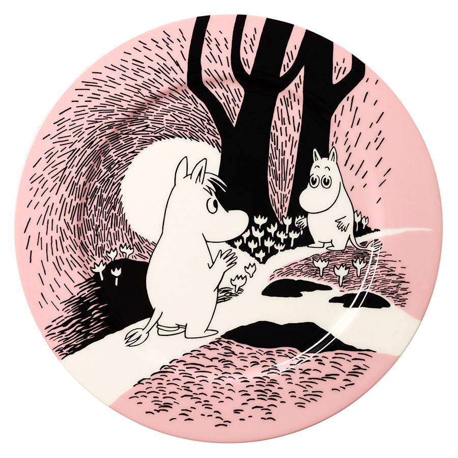 Moomin Mummi serveringsfat i 30 cm med Kjærlighet-design, som viser Mummitrollet og Snorkfrøken i en vakker, naturinspirert scene.