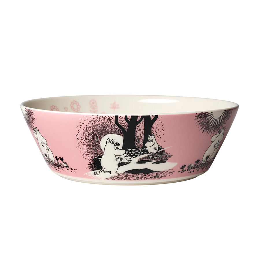 Moomin Arabia serveringsskål i 23 cm med rosa design og Mumi-illustrasjoner, perfekt for servering av salat og snacks.