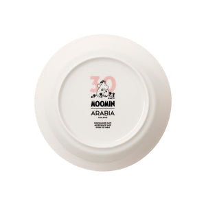Bunnen av Moomin Arabia asjett som viser 30-års jubileumsmotiv med Mummitrollet. Designet er elegant og minner om nostalgi.
