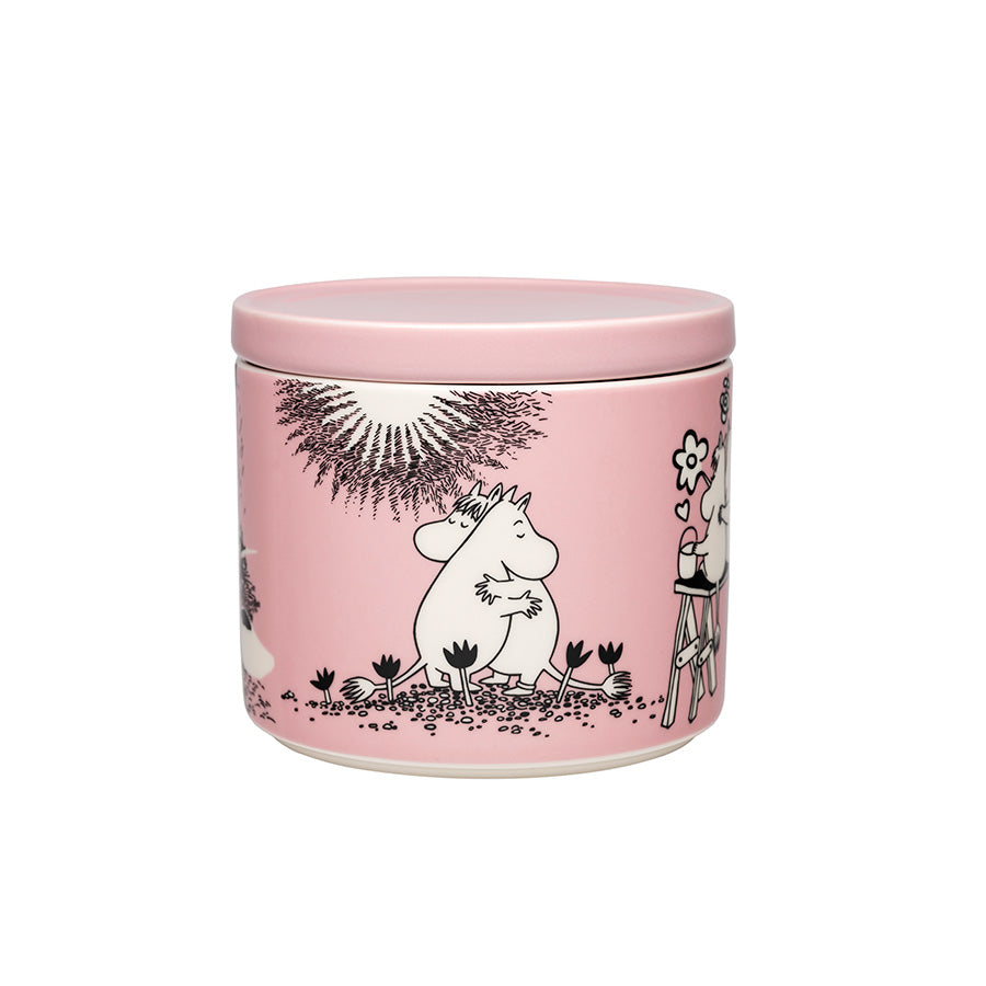 Krukke med Mummitrollet og Snorkfrøken i rosa design, perfekt til oppbevaring av småkaker og godteri. Moomin Mummi krukke 0,7L med jubileumsmotivet 'Kjærlighet'.