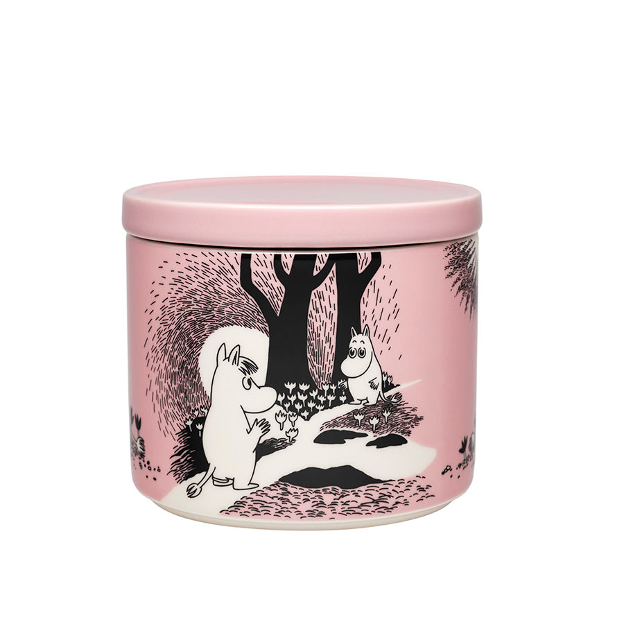 Krukke med Mummitrollet i naturen, rosa bakgrunn, ideell for oppbevaring av tilbehør og dekorative gjenstander. Moomin Mummi krukke 0,7L med et vakkert design.