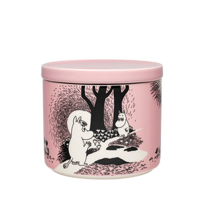 Krukke med Mummitrollet i naturen, rosa bakgrunn, ideell for oppbevaring av tilbehør og dekorative gjenstander. Moomin Mummi krukke 0,7L med et vakkert design.