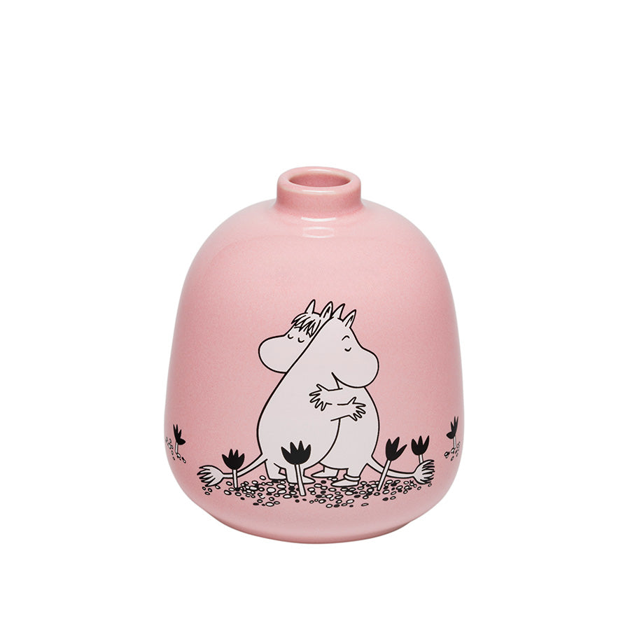 Mummi vase i rosa, designet med Mummitrollet stående blant blomster, perfekt som dekorativ interiørdetalj. Vase for blomster og buketter.