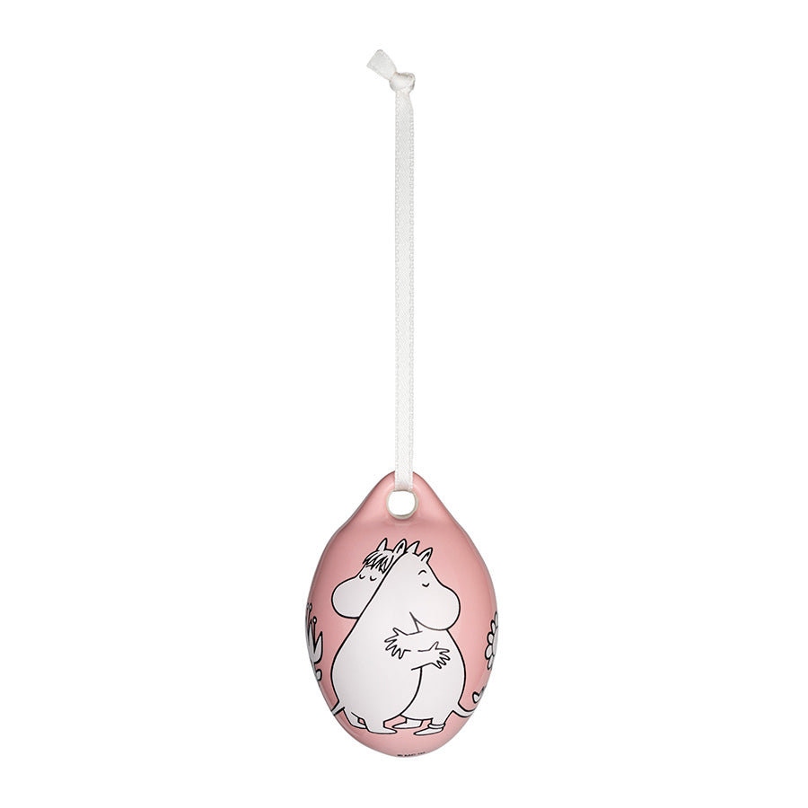 Keramisk Moomin påskeegg i rosa med Mummitrollet og Snorkfrøken, perfekt som påskedekorasjon.
