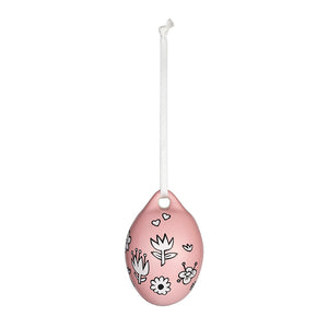 Keramisk Moomin påskeegg i rosa med blomsterdesign, ideelt for vårdekor og påskefeiring.