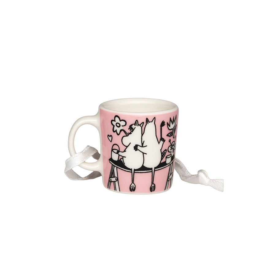 Mummi minikopp som viser Mummitrollet og Snorkfrøken sitter sammen, et sjarmerende motiv for elskere av mummikopper.