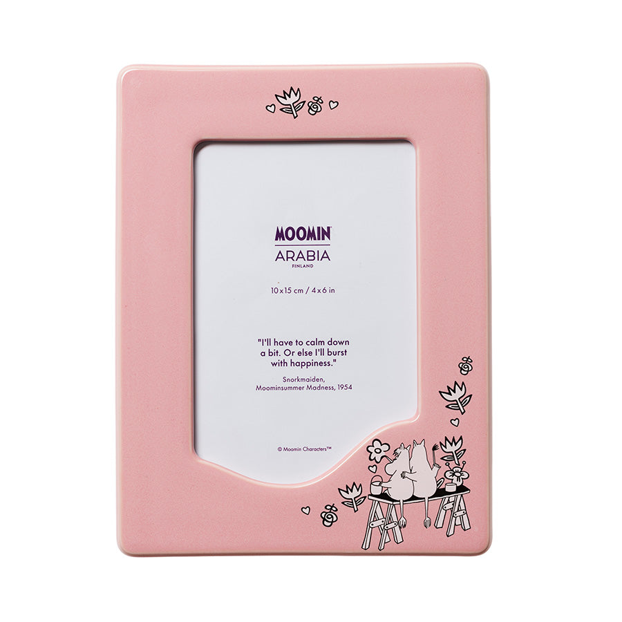 Moomin Arabia fotoramme i rosa med motiv av Mummitrollet og Snorkfrøken, størrelsen 10x15 cm, perfekt for å ramme inn minner.